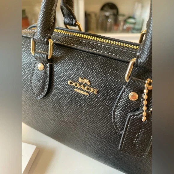 Coach mini Rowan 
New
Black with gold hardware - Picture 4 of 16